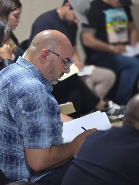 Experto psicológico dando presentación en taller RESET MENTAL