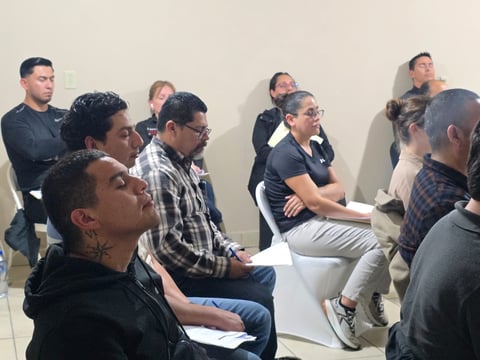 Grupo de participantes en sesión de taller RESET MENTAL