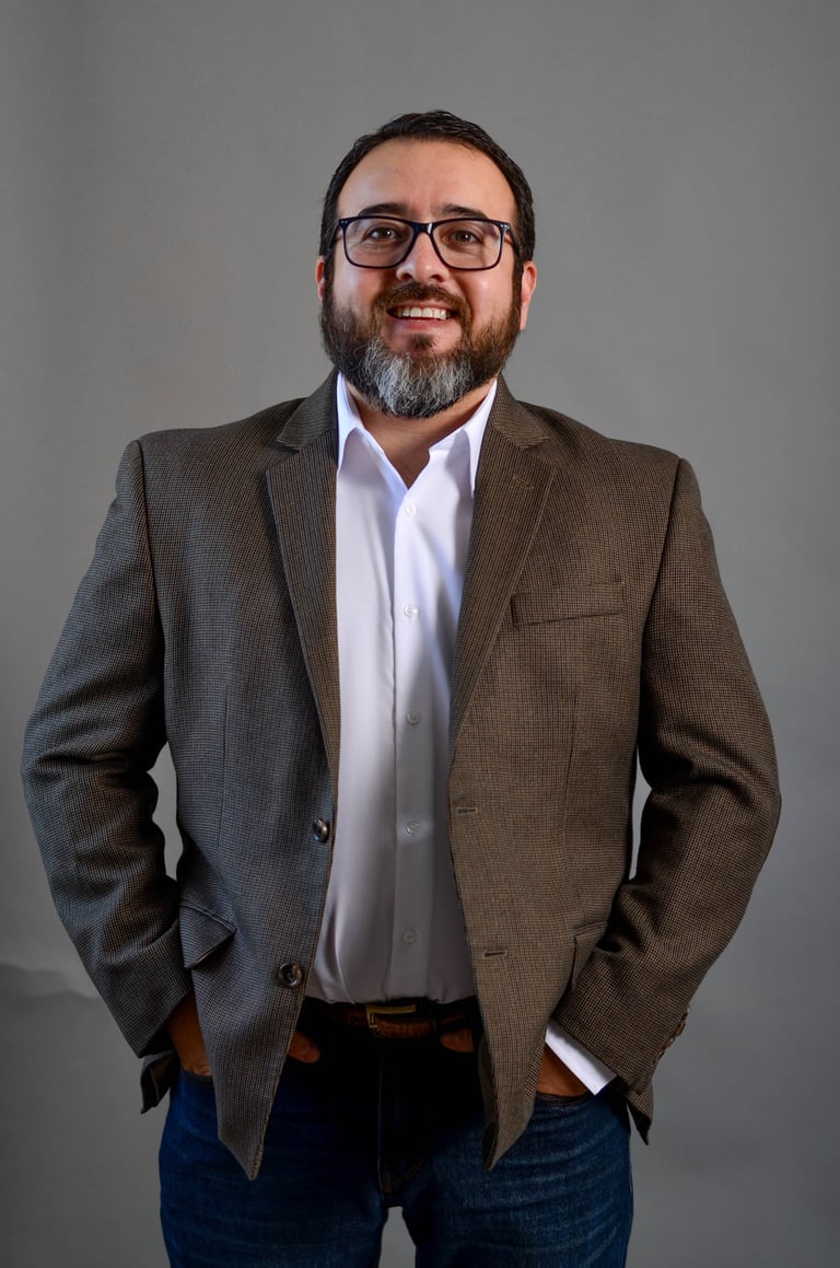 Psicólogo clínico profesional Marlon Tapia con traje café